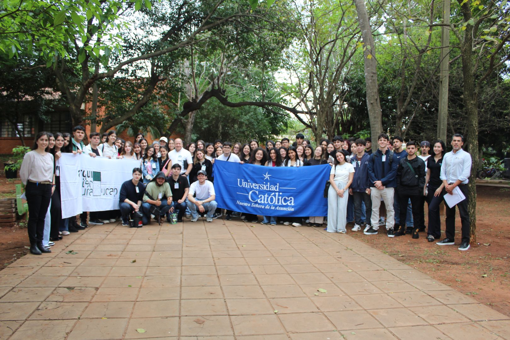 Visita académica de estudiantes de la Universidad Católica de Alto Paraná al campus de la FADA-UNA​